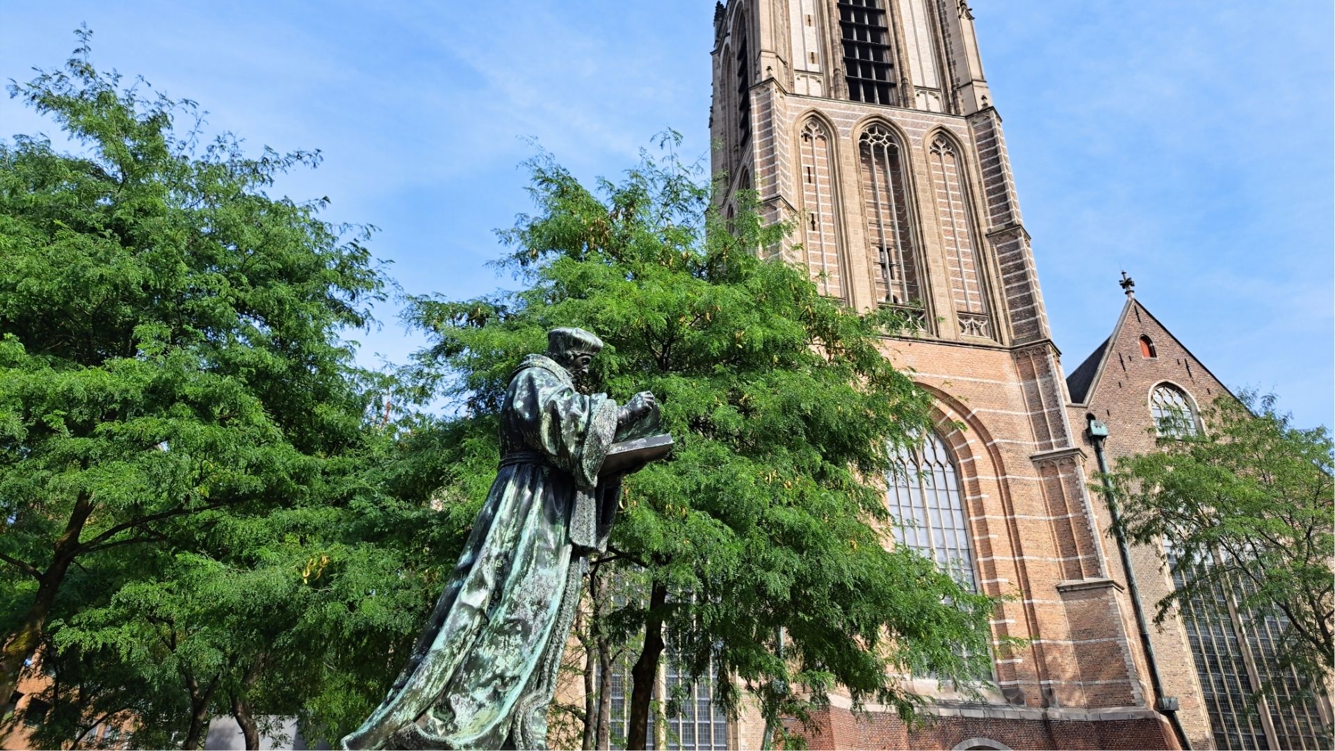 Standbeeld Erasmus bij de Erasmuskerk in Rotterdam